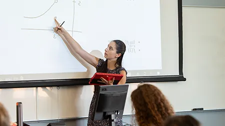 教授站在教室前面教授微积分方程.